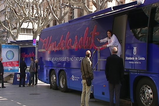 Un bus conciencia sobre salud renal en Lleida