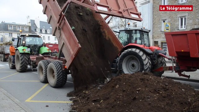 Vannes. Les agriculteurs construisent un talus devant la préfecture