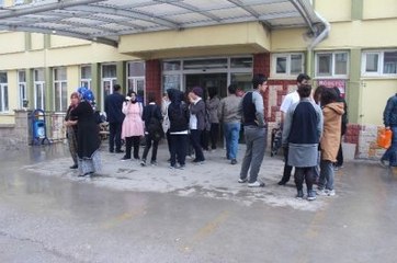 Okulun 3. Katından Düşen Öğrenci Yaralandı