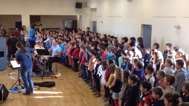 Près de 200 enfants reprennent Bidonville de Claude Nougaro