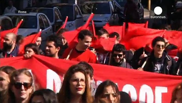 Studenti italiani in piazza contro il ddl scuola del governo Renzi