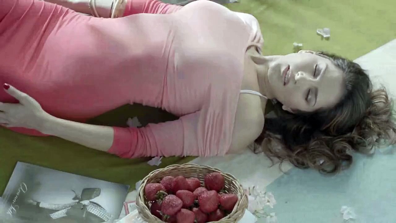 Sunny Leone Manforce Strawberry Flavored Condoms full advertisement UNCENSORED