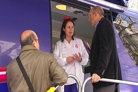 El bus que conciencia sobre la salud renal en Lleida