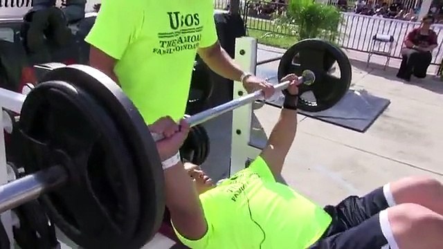 Il essaye de soulever 350 kilos