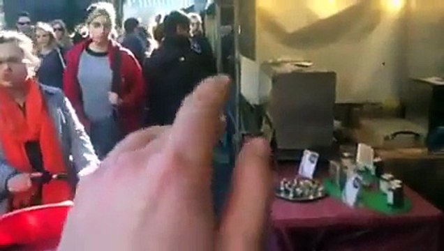 Il touche le crâne des chauves dans la rue