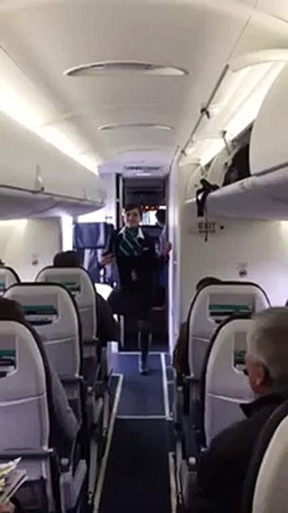 Une hôtesse de l'air danse avant le décollage