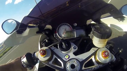 Un motard à 322 km/h en tee-shirt et sans gants