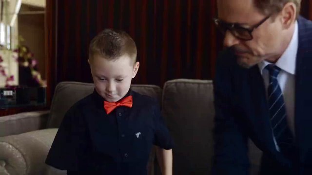 Un enfant reçoit un bras Iron Man de la part de Robert Downey JR