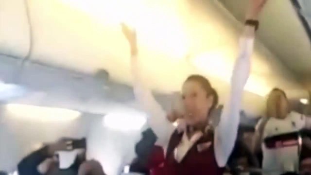 Hostes, Beşiktaş taraftarına uçakta üçlü çektirdi !