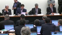 Ex-presidente da Petrobras presta depoimento à CPI