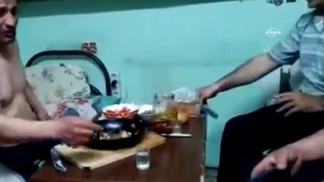 Alevli shot atarken yanan adam