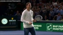 إبراهيموفيتش يستعرض مهاراته في التنس أمام جوكوفيتش