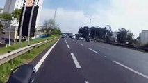 Motoqueiros interditam estrada movimentada para salvar cachorrinho