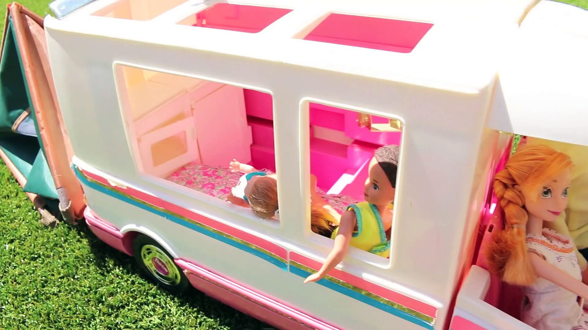 New Barbie Pop-Up Camper Play Set with 3 Levels of Fun and Pool Toy Review.  DisneyToysFan. - video Dailymotion