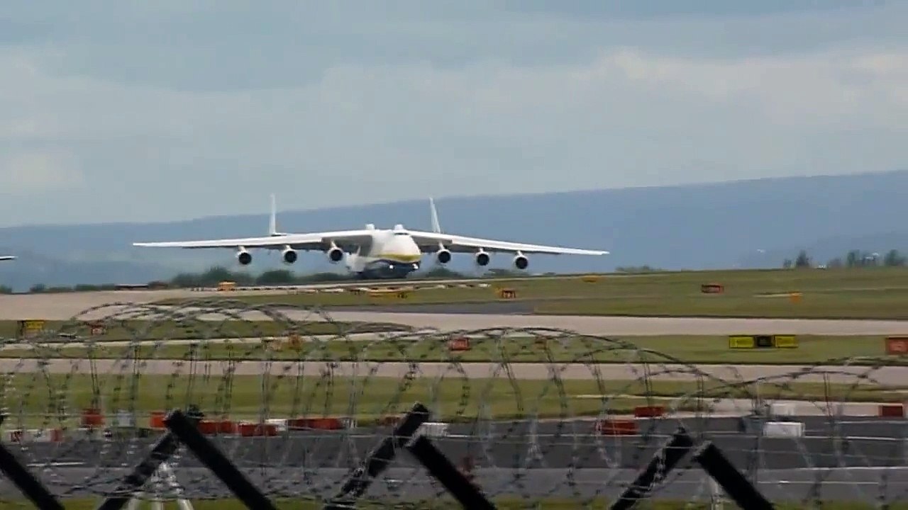Antonov An - 225 - Самый большой транспортник в мире (Взлет и посадка)