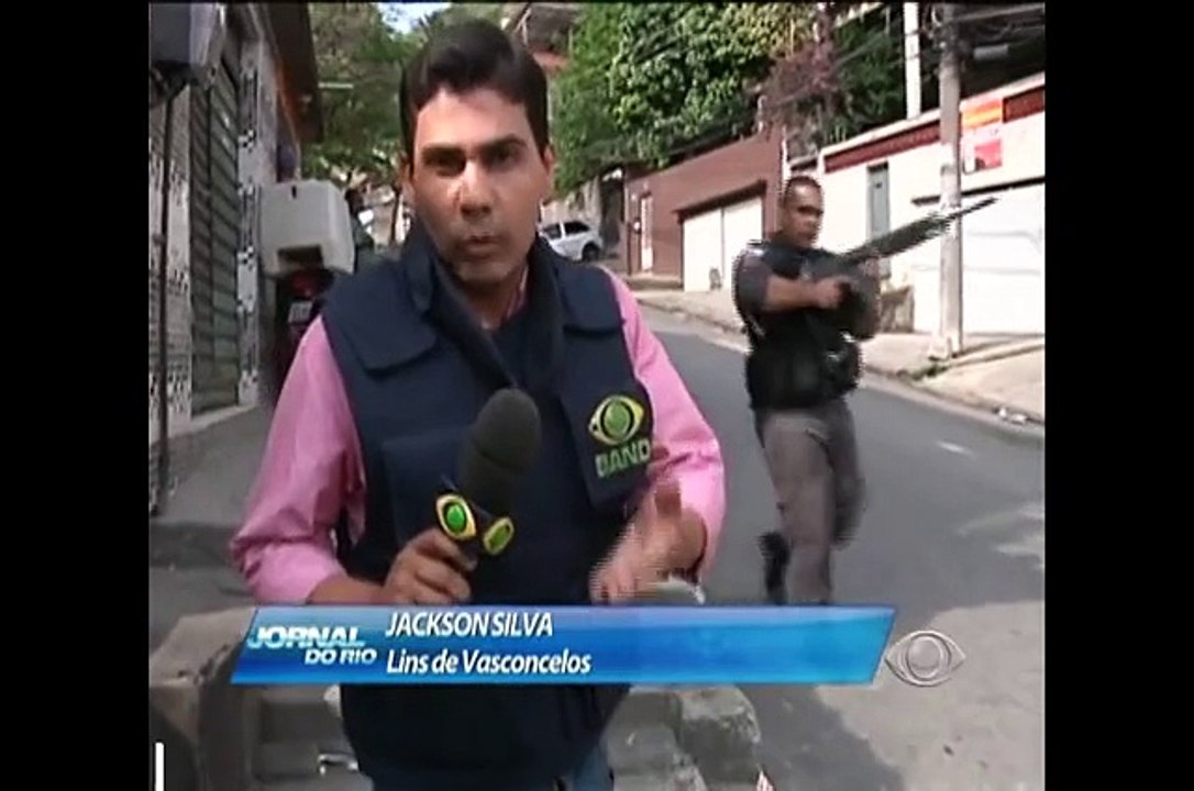 Flagrante impressionante durante operação policial no Complexo do Lins