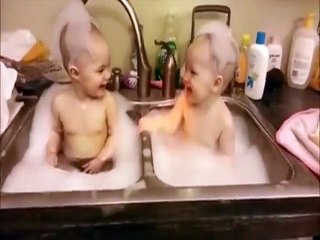 Mom Put Her Twins In The Sink, Now Watch The Baby On The Left