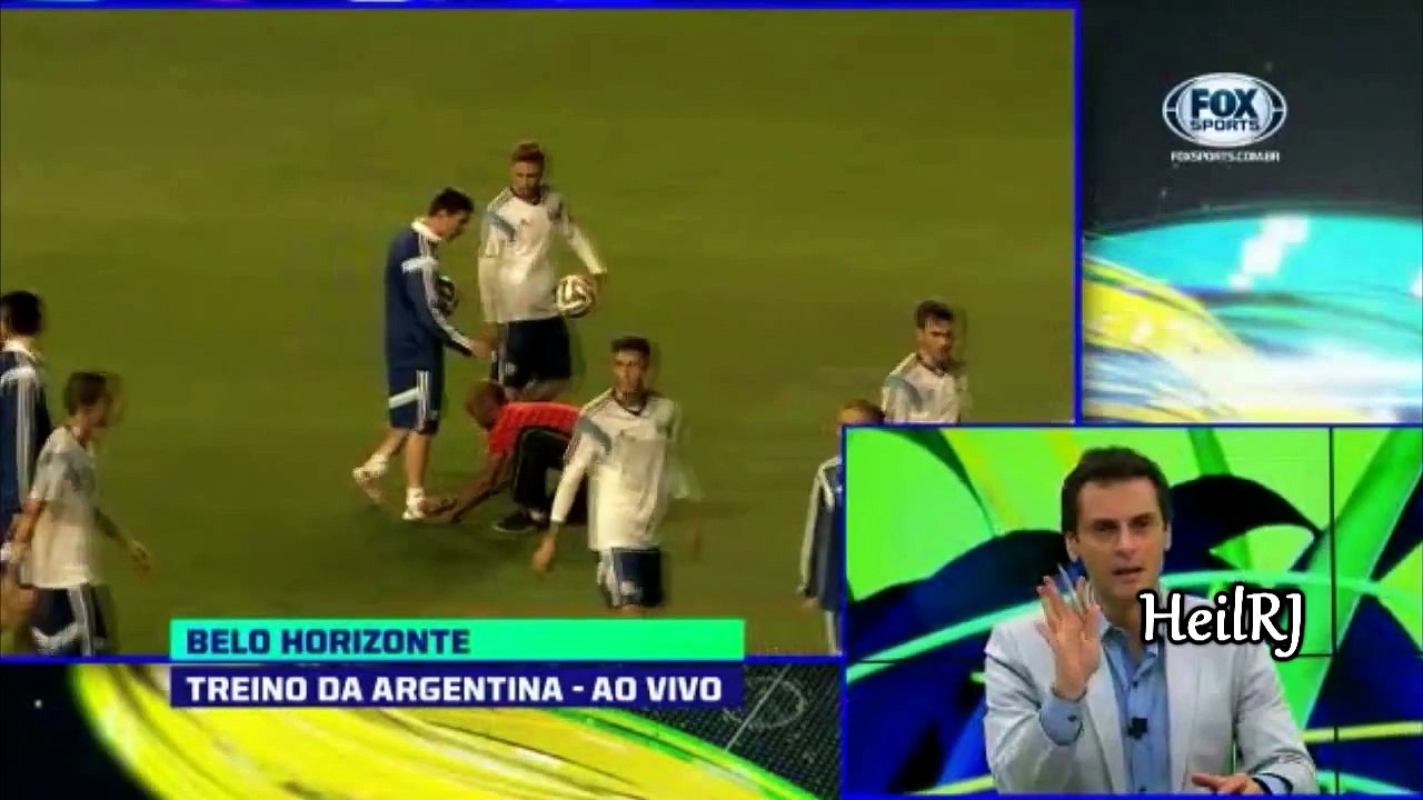 Messi Laughs When is Revered by Fan Identical to Ronaldinho