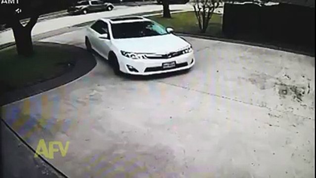 INSOLITE Cette femme s’écrase avec sa Propre Voiture