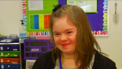 Des basketteurs défendent une Pom-pom girl trisomique moquée par le public