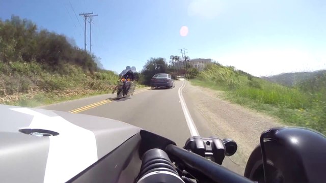 Un motard et un automobiliste évitent un accident terrible : une voiture stoppée en plein milieu de la route!