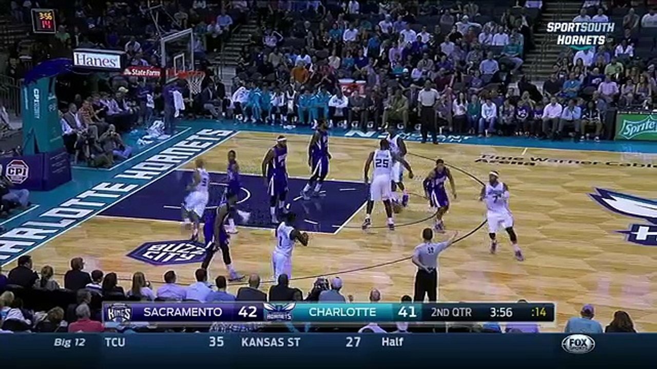 Headshot on Basketball fan during NBA game : violent knock out!