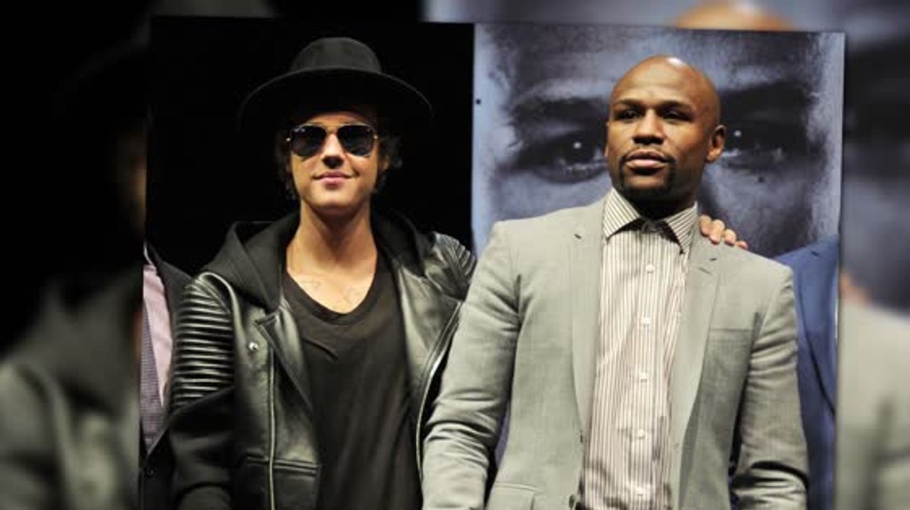 Justin bieber bestreitet, dass er die rechte hand von floyd mayweather ist
