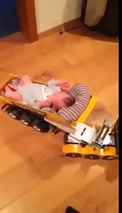 Papa s'amuse avec bébé quand maman n'est pas...