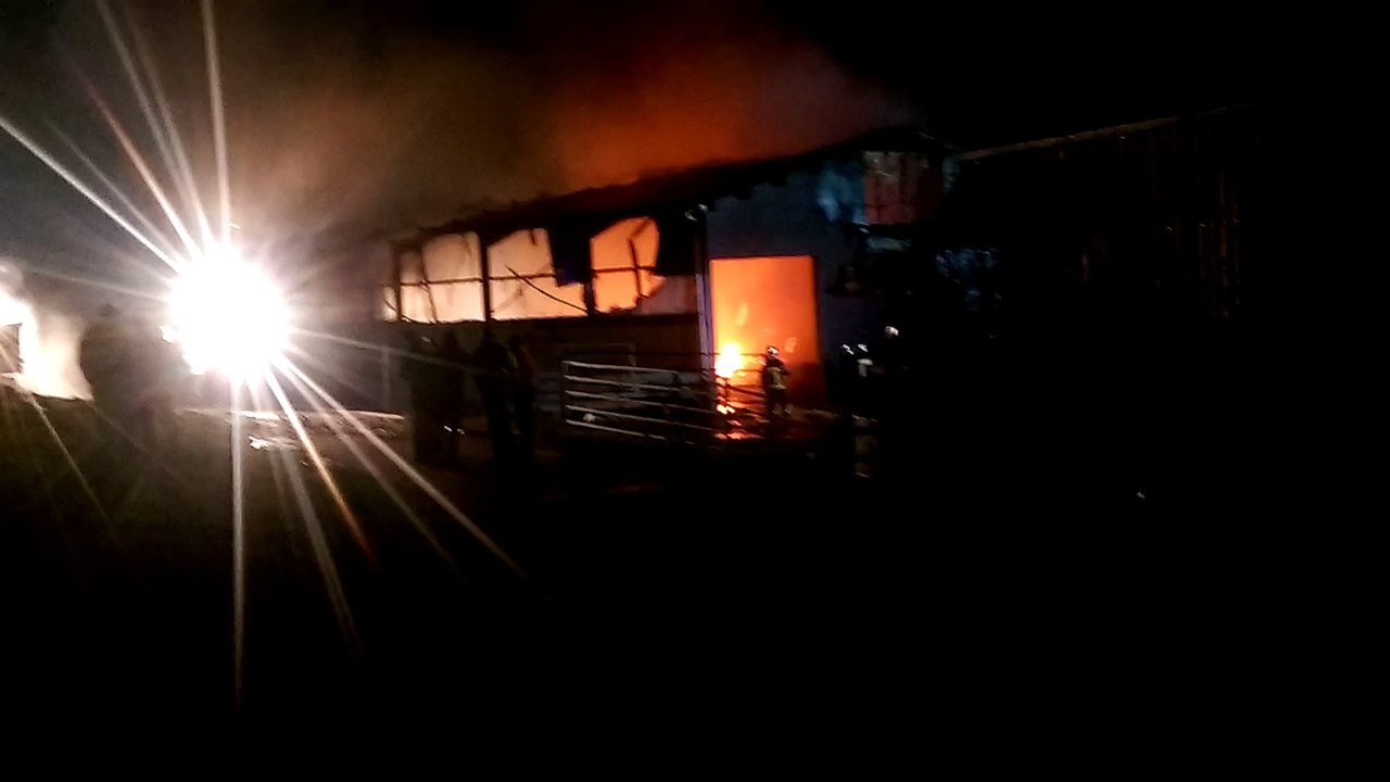 Incendie de grange à Belvaux (vidéo Arnaud/Mobile Reporter) [HD]