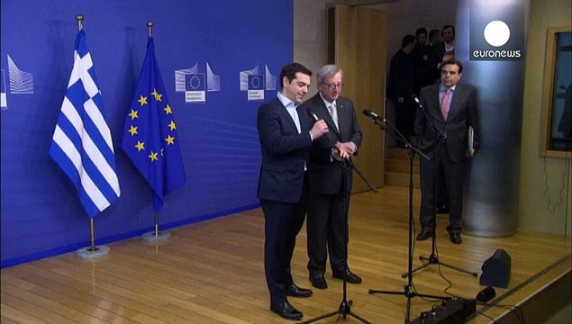Tsipras negocia en Bruselas y los 'hombres de negro' inspeccionan en Atenas