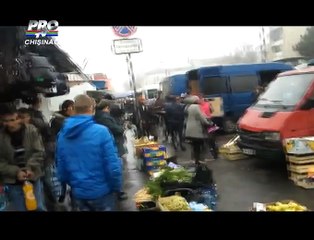 Bataie la Piata Centrala! Vanzatorii si-au dat cu lazile in cap