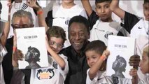 Na primeira aparição após internação, Pelé lembra grandes momentos do Santos