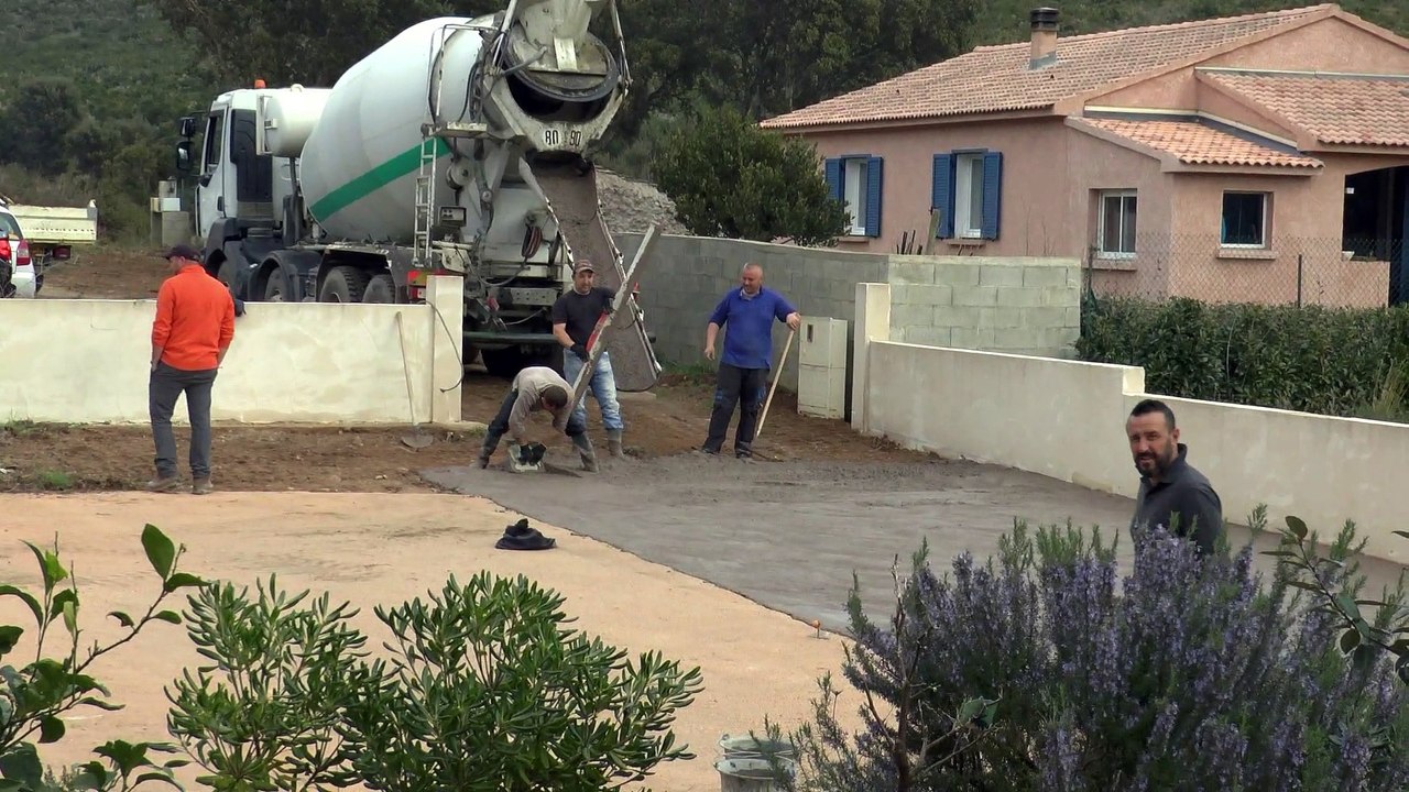 Le bétonnage et l'installation des lampadaires