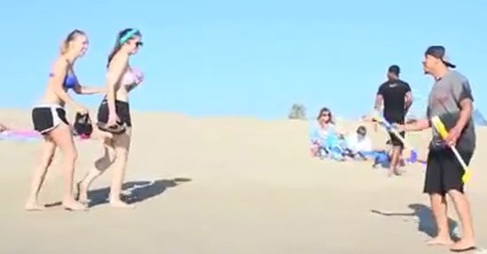 Plajda Yapılan Sulu Şaka!