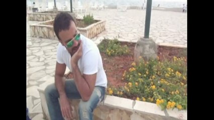 شاهدوا كيف هاجمت الأفاعي الفنان جو أشقر