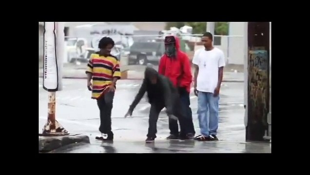 Battle de danse improvisée, sous la pluie... Juste épique!