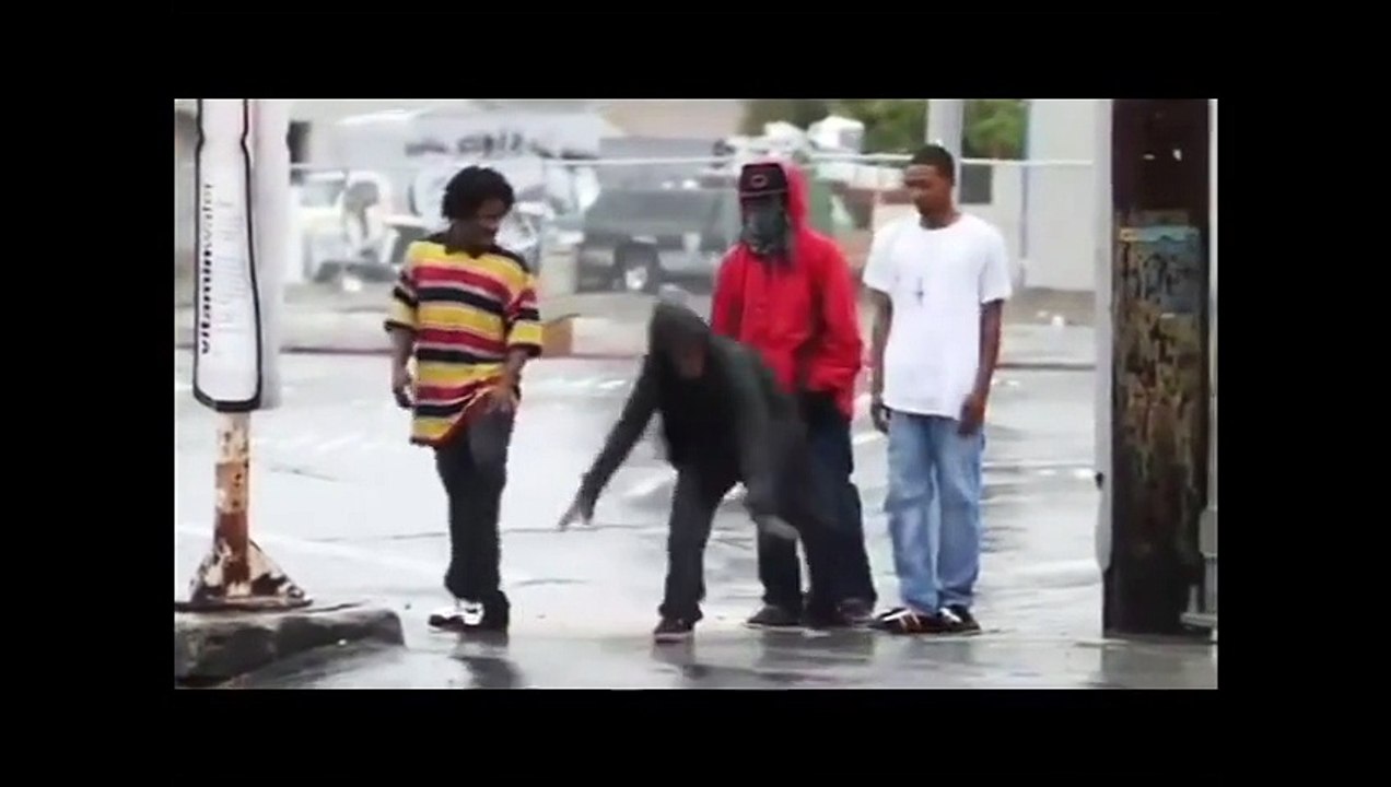 Battle de danse improvisée, sous la pluie... Juste épique!