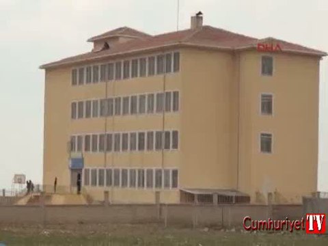 Okul çatısına çıkan 2 kız öğrenci, korkuttu