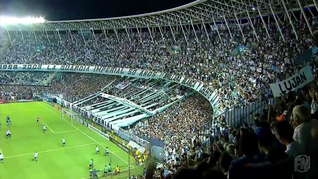 Une combinaison splendide sur coup franc (Football)