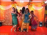 Awesome Cutest Bride Dancing On Mehndi