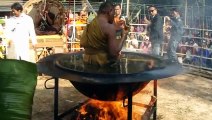 Un moine en méditation dans l'huile bouillante