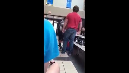 Un étudiant met une brute KO / A student puts KO gross