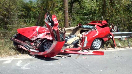 Camión de plataforma aplasta auto en Coamo