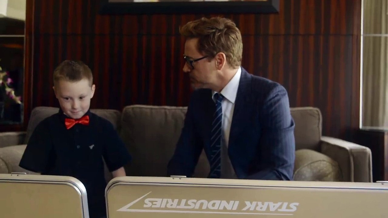 Actor de Ironman le regala un brazo biónico a un niño
