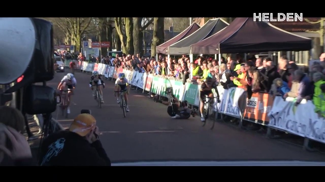 Un spectateur fait chuter violemment une cycliste durant le sprint final