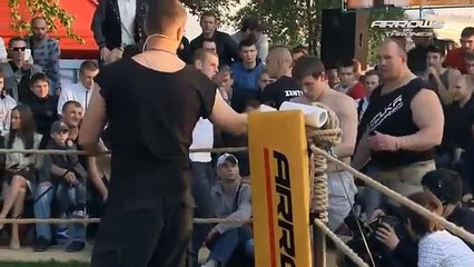 Torcedor sai da plateia de nocauteia lutador de MMA