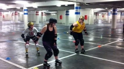 Les filles du Roller derby s'entraînent sur le parking de Leclerc