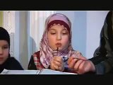 طفلة المانية تقرأ القرآن الكريم بصوت عذب