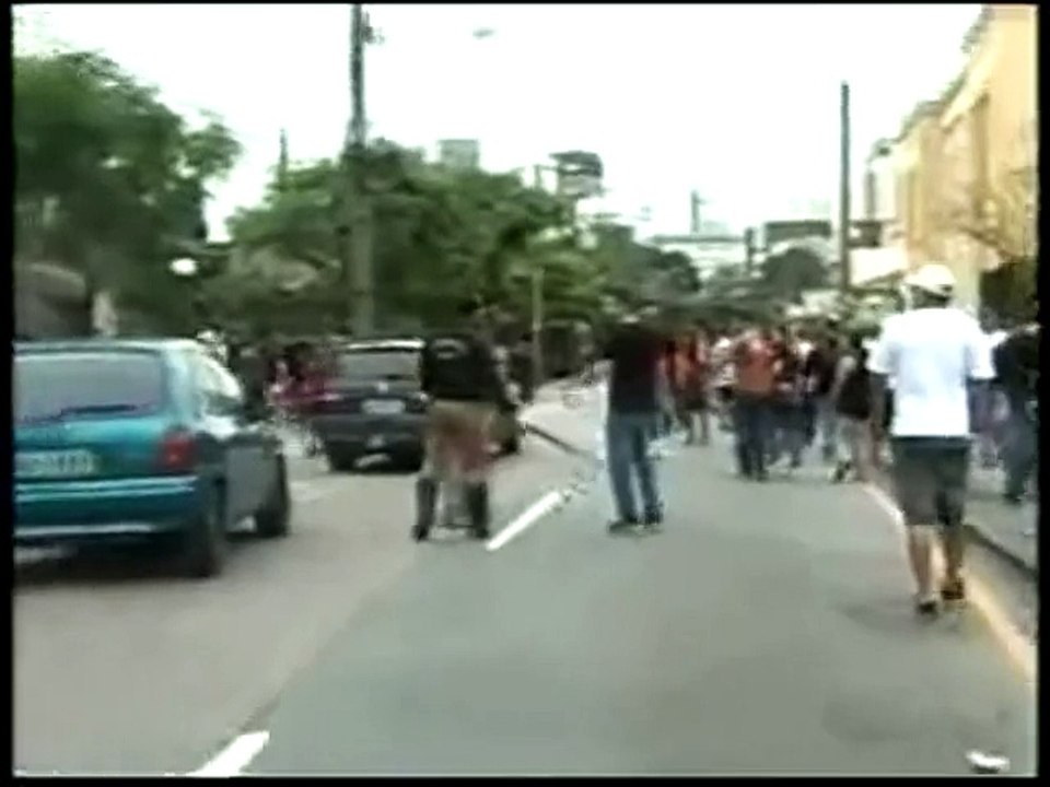 Amigo de verdade chega dando voadora kkk