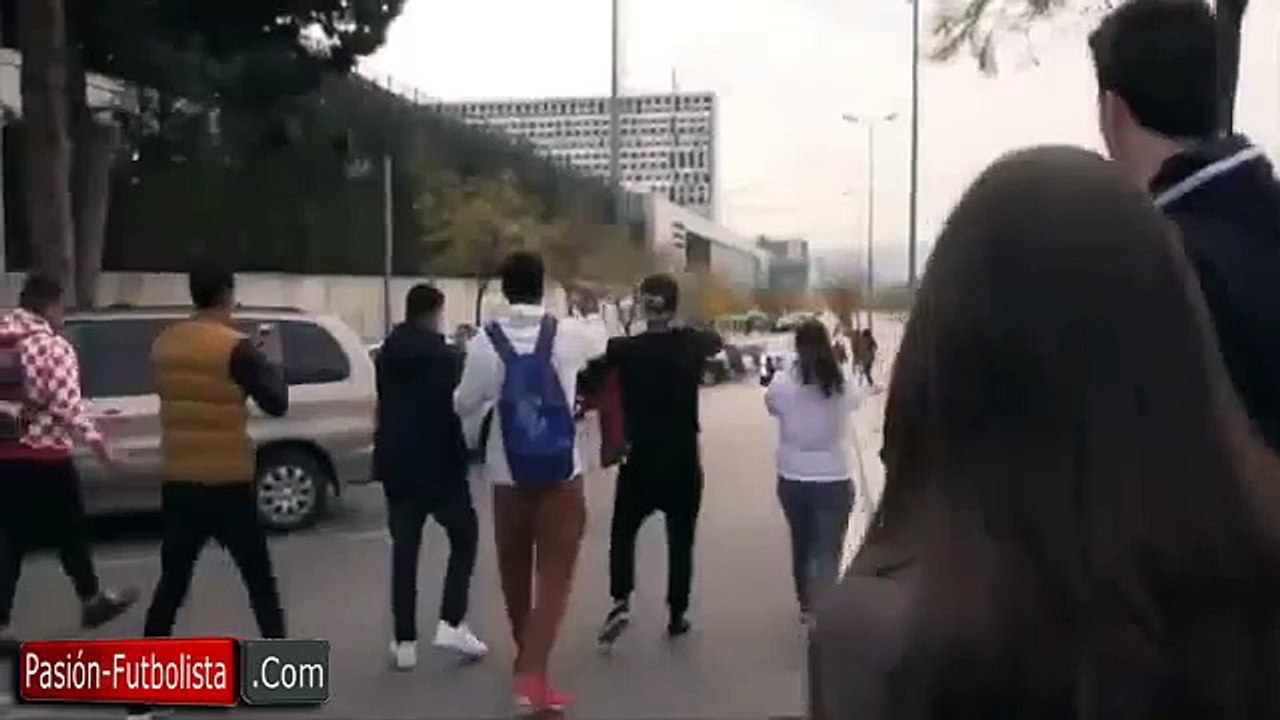 Messi Casi Atropella a sus Fans Luego de Entrenar con el Barcelona │2015‬ - HD
